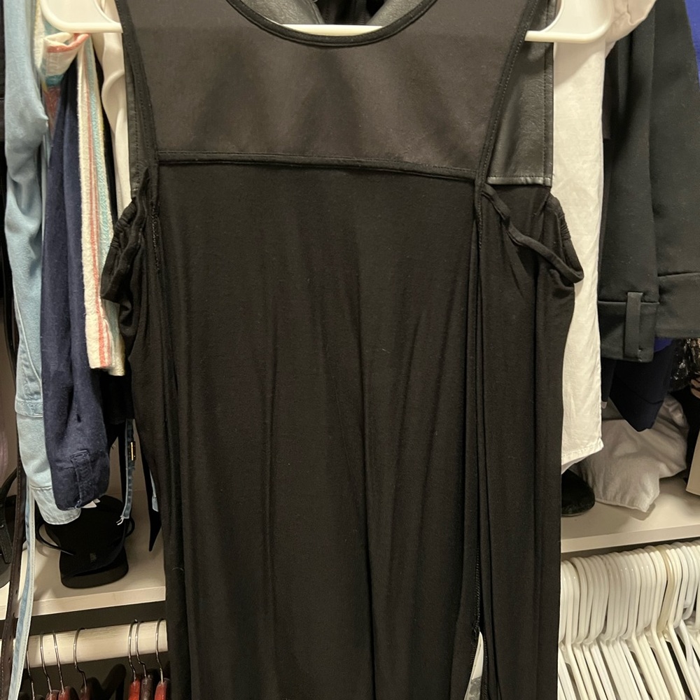 Black blouse with open shoulders, leather.